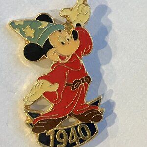 Rare Disney Pin Mickey Mouse Sorcerer pointing to his left with 1940 on his base